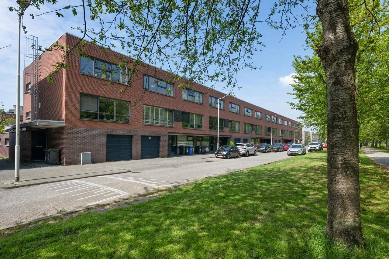 Tussenwoning te koop: A. Noordewier-Reddingiuslaan 89, Rotterdam