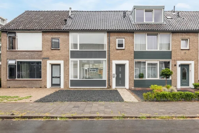 Tussenwoning te koop: Aalststraat 46, Breda