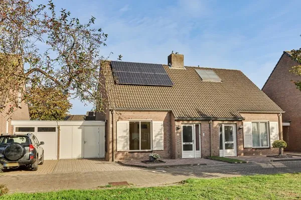 Tussenwoning te koop: Aangelag 27, Reusel