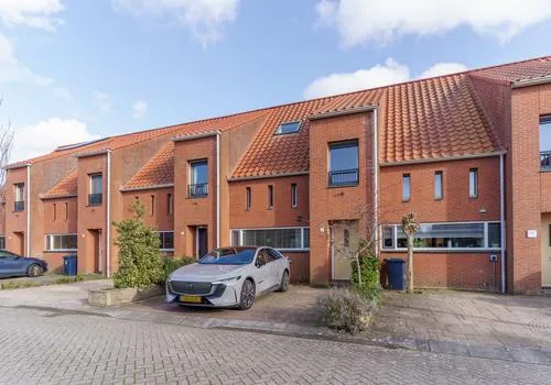 Tussenwoning te koop: Aardbeienstraat 8, Essellanden Wateringen