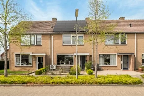 Tussenwoning te koop: Aart Reedijkweg 17, Numansdorp Woonkern Numansdorp