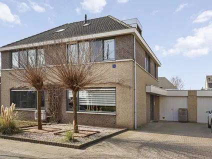 Tussenwoning te koop: Abdis Elisabethstraat 1, Roermond