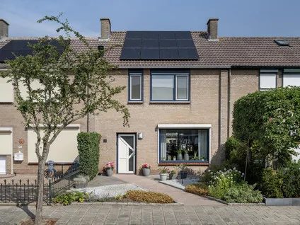 Tussenwoning te koop: Abraham Crijnssenstraat 8, Tholen Tholen