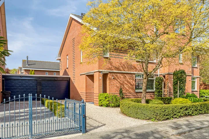 Tussenwoning te koop: Abrikozenhof 28, Almere