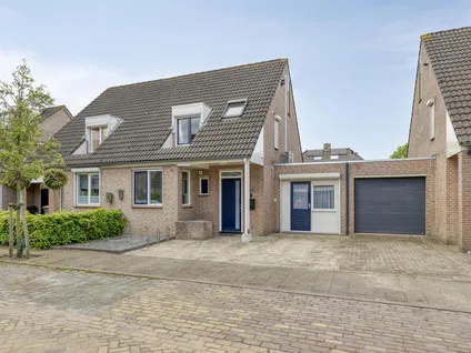 Tussenwoning te koop: Acaciastraat 10, Geffen Geffen