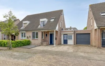 Tussenwoning te koop: Acaciastraat 10, Geffen Geffen