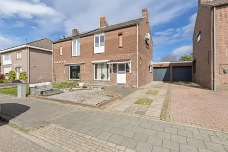 Tussenwoning te koop: Achter de Hoven 57, Buchten Buchten