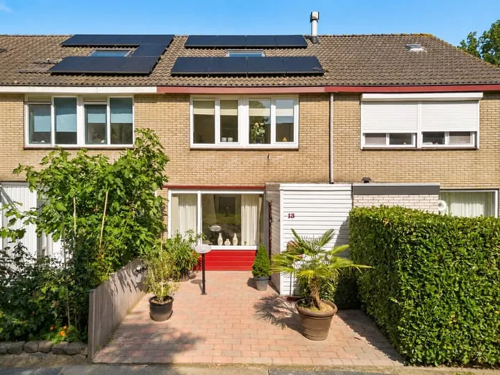 Terraced house for sale: Acquoylaan 13, Wadenoijenlaan e.o. Tiel
