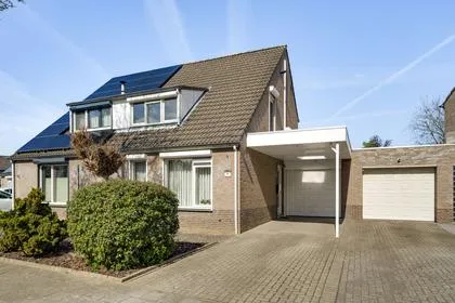 Tussenwoning te koop: Adelaarshorst 54, Roermond