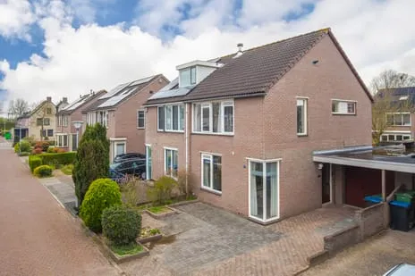Tussenwoning te koop: Adenauerstraat 11, Methen Zevenaar