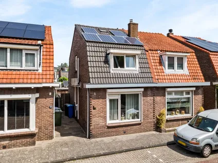 Twee-onder-één-kap te koop: Admiraal de Ruyterstraat 90, Buitenuitbreiding-Oost Sliedrecht