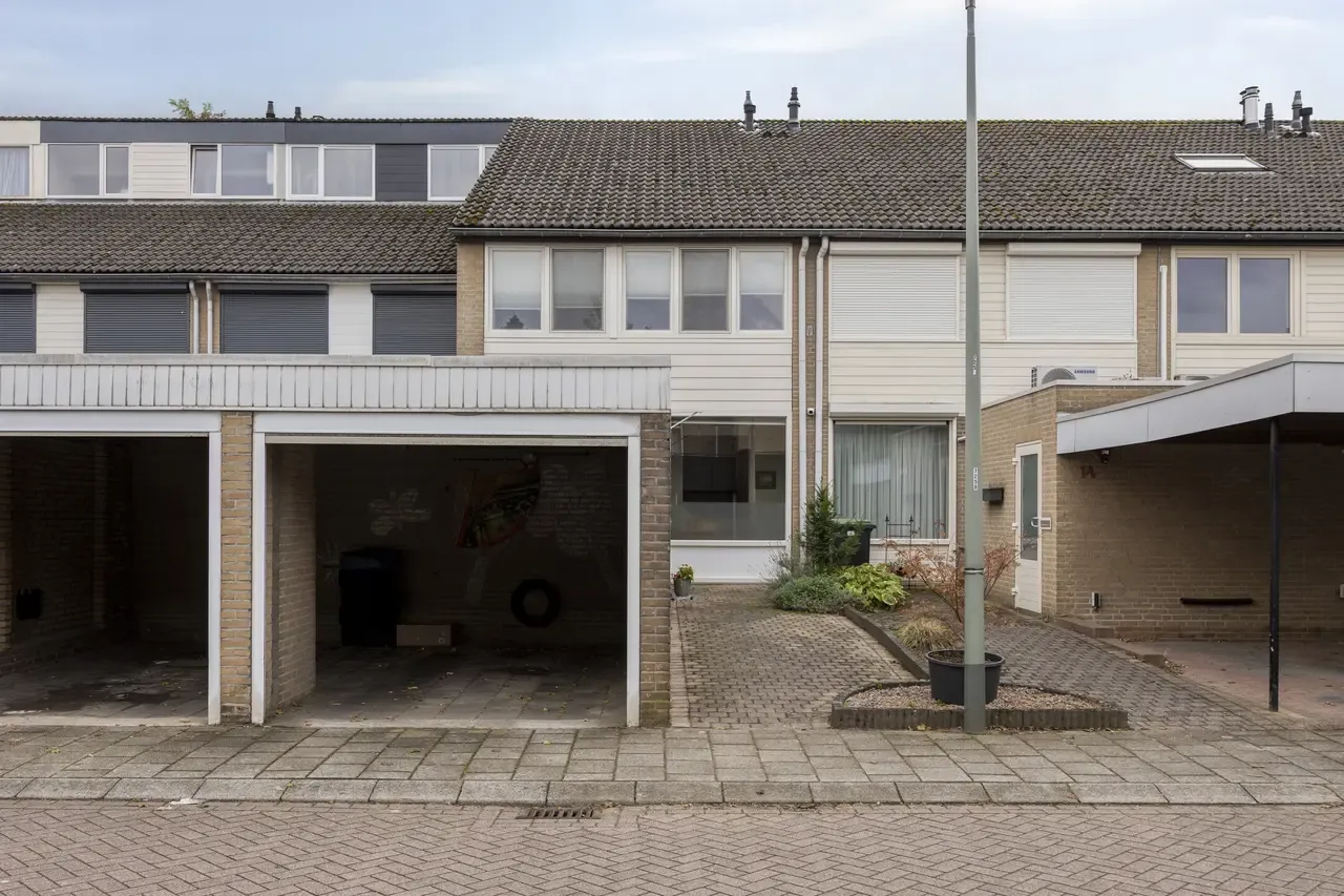 Tussenwoning te koop: Admiraal Helfrichstraat 16, Roermond