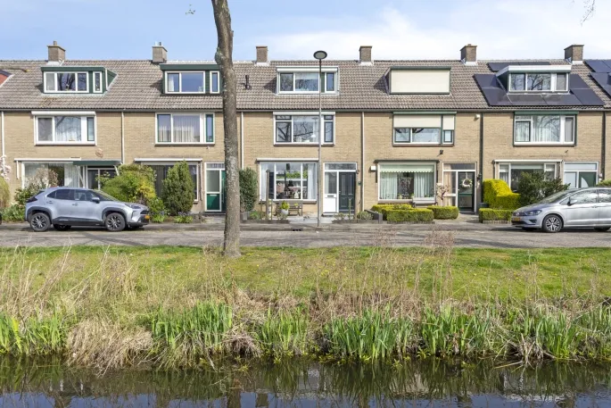Tussenwoning te koop: Admiraal Helfrichsingel 32, Oud-Beijerland Zeeheldenwijk Oud-Beijerland