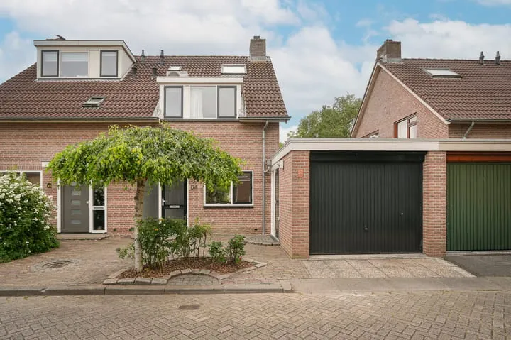 Tussenwoning te koop: Akelei 64, Voorkoop Noord Culemborg
