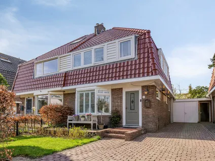 Twee-onder-één-kap te koop: Akerendamlaan 18, Beverwijk