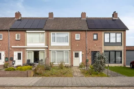 Tussenwoning te koop: Alberdingk Thijmstraat 35, Antoniusparochie Waalwijk