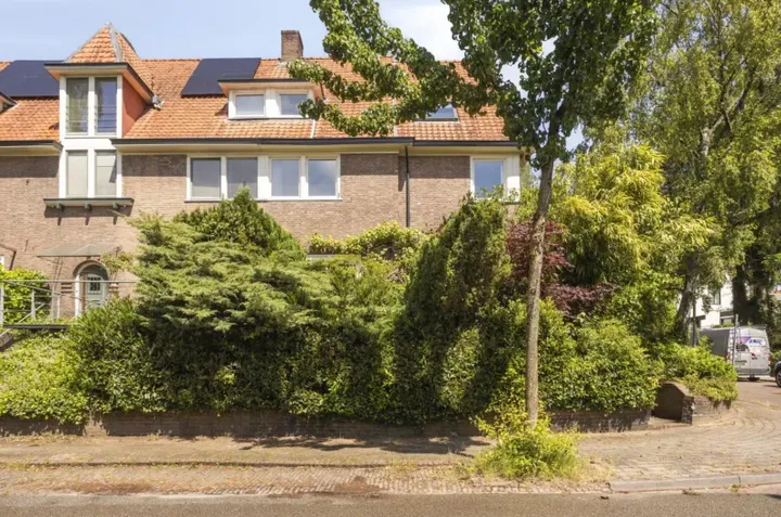 Corner house for sale: Albert Cuypstraat 1, Gulden Bodem Arnhem