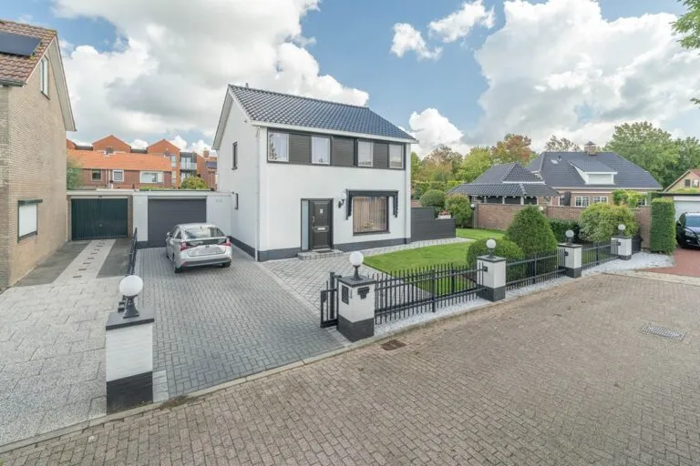 Vrijstaande woning te koop: Albert Schweitzerstraat 42, Kruiningen