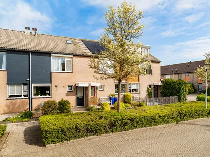 Tussenwoning te koop: Albert Schweitzererf 6, Oud-Beijerland