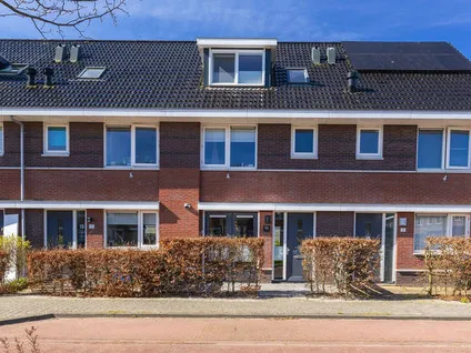 Tussenwoning te koop: Albert van Damstraat 16, Zwaag