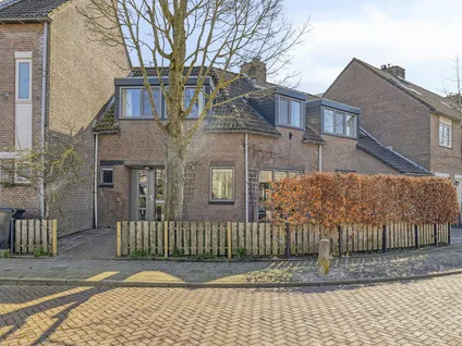Tussenwoning te koop: Albert Verweijlaan 85, Wendes Hillegom