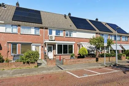 Tussenwoning te koop: Aletta Jacobsstraat 132, Breedweer Heemskerk