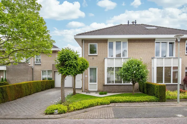 Tussenwoning te koop: Aletta Jacobsstraat 18, Caumerveld Heerlen