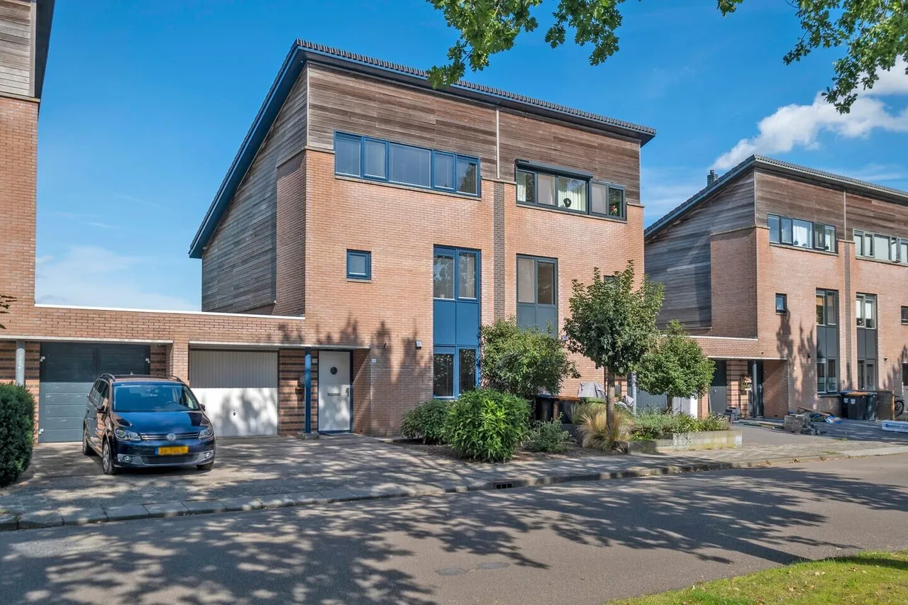 Tussenwoning te koop: Alexander Dubcekweg 76, Assen