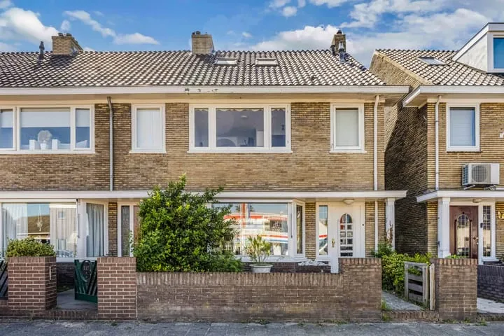 Corner house for sale: Alkmaarseweg 124, Burgerhartstraat Beverwijk