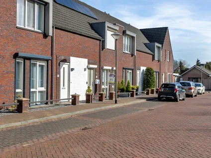 Tussenwoning te koop: Aloysiusplein 49, Geffen