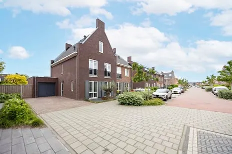 Twee-onder-één-kap te koop: Amaliastraat 12, Sint Willebrord St. Willebrord