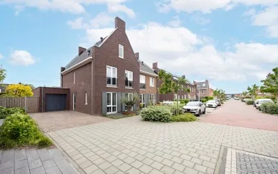 Twee-onder-één-kap te koop: Amaliastraat 12, Sint Willebrord St. Willebrord