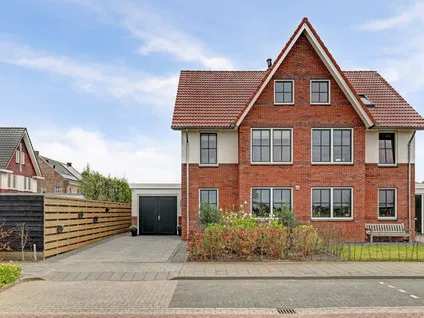 Twee-onder-één-kap te koop: Amandelgaard 3, Singel en omgeving De Goorn