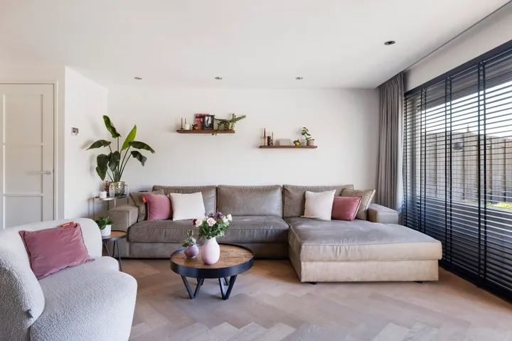 Tussenwoning te koop: Amazone 243, Amazone en omgeving Dordrecht