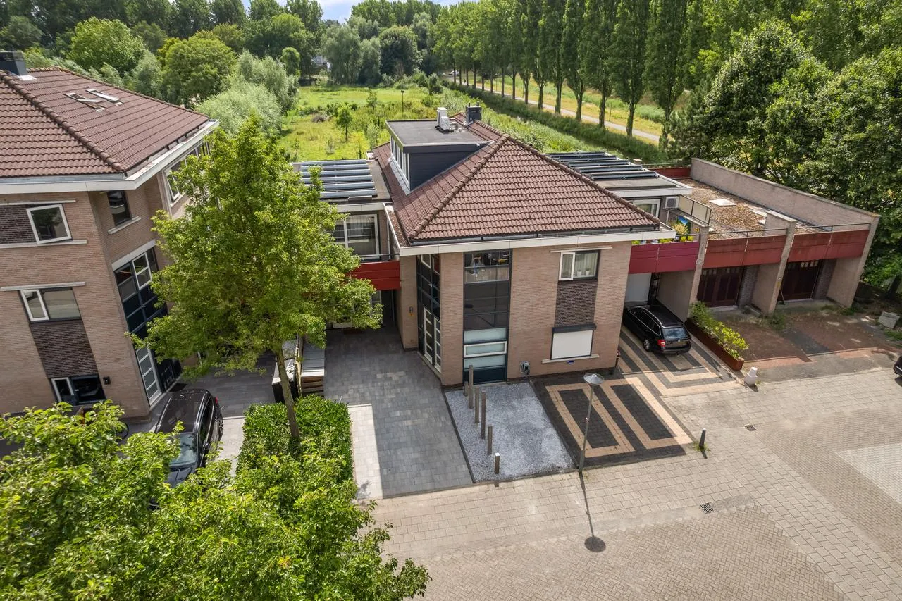 Tussenwoning te koop: Amazone 3, Dordrecht
