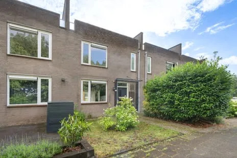 Tussenwoning te koop: Ambachtenlaan 131, Princenhage Breda
