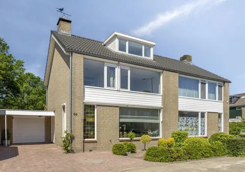 Tussenwoning te koop: Ambachtenlaan 66, Princenhage Breda
