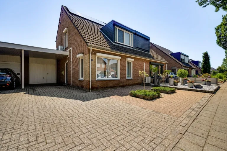 Tussenwoning te koop: Ambachtsingel 28, Roermond