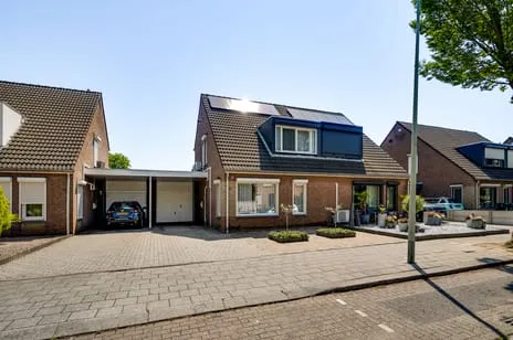 Terraced house for sale: Ambachtsingel 28, Hoogvonderen Roermond