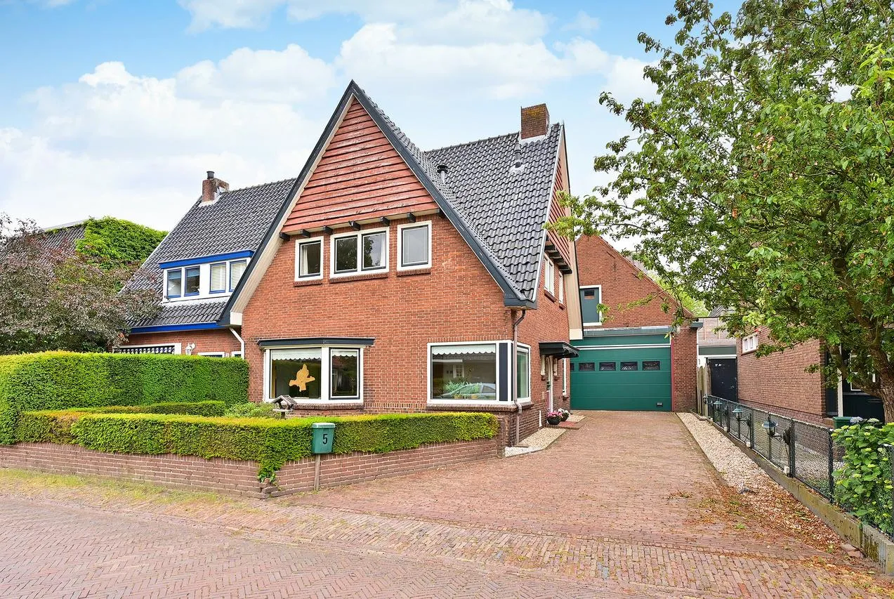 Twee-onder-één-kap te koop: Ambachtstraat 5, Laren