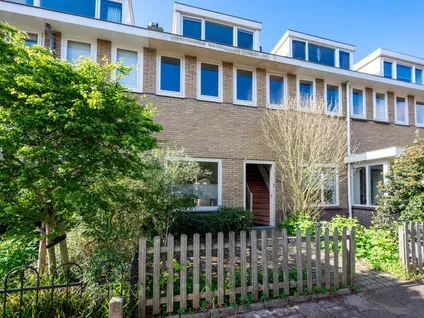 Tussenwoning te koop: Ambachtstraat 64, Oranjebuurt Hillegom