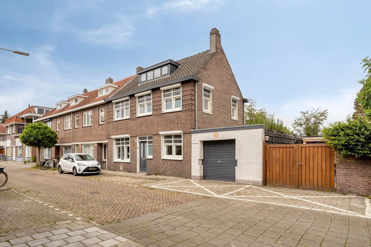 Hoekwoning te koop: Ambonstraat 1, Tilburg