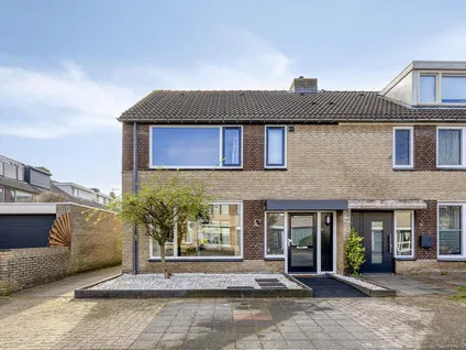 Hoekwoning te koop: Ampèrestraat 1, Natuurkundigenbuurt Oosterhout