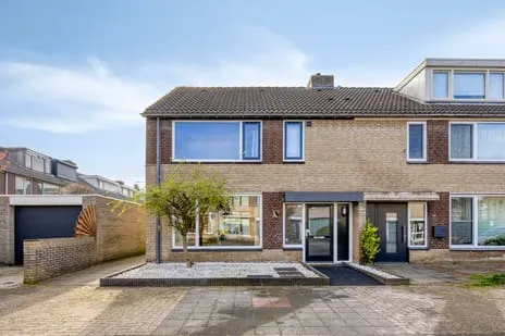 Hoekwoning te koop: Ampèrestraat 1, Natuurkundigenbuurt Oosterhout (Nb)