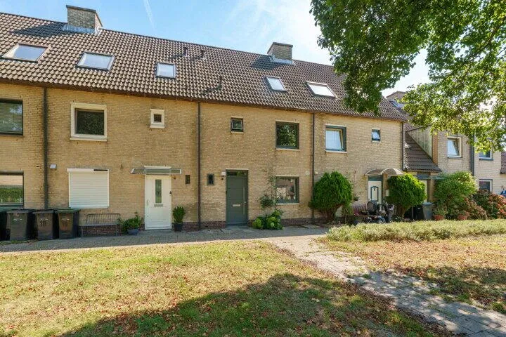 Tussenwoning te koop: Amstelplantsoen 8, Almere