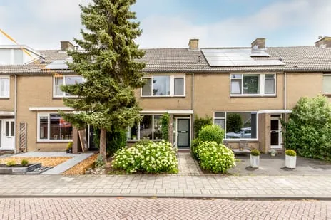 Tussenwoning te koop: Andries Wouterszhof 20, Heinenoord Woonkern Heinenoord