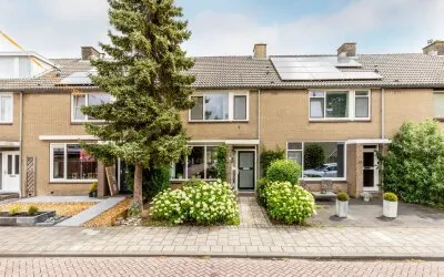 Tussenwoning te koop: Andries Wouterszhof 20, Heinenoord Woonkern Heinenoord