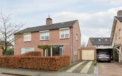 Twee-onder-één-kap te koop: Anemonenstraat 17, Bloemenwijk Veghel