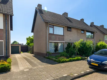 Twee-onder-één-kap te koop: Anemoonlaan 11, Raamsdonksveer Raamsdonksveer