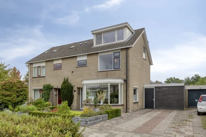 Twee-onder-één-kap te koop: Anjelier 11, Borne